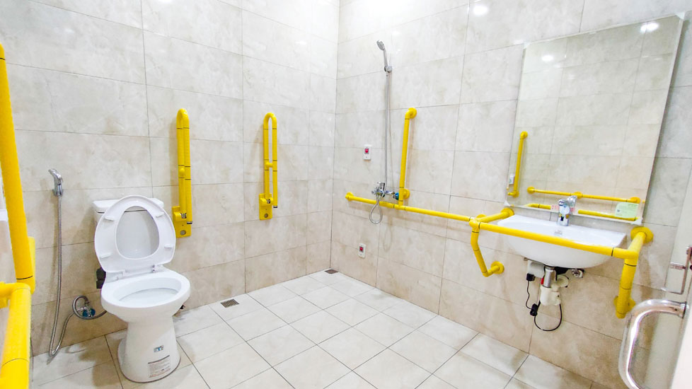 青松健康股份有限公司附設私立豐樂綜合長照機構-廁所