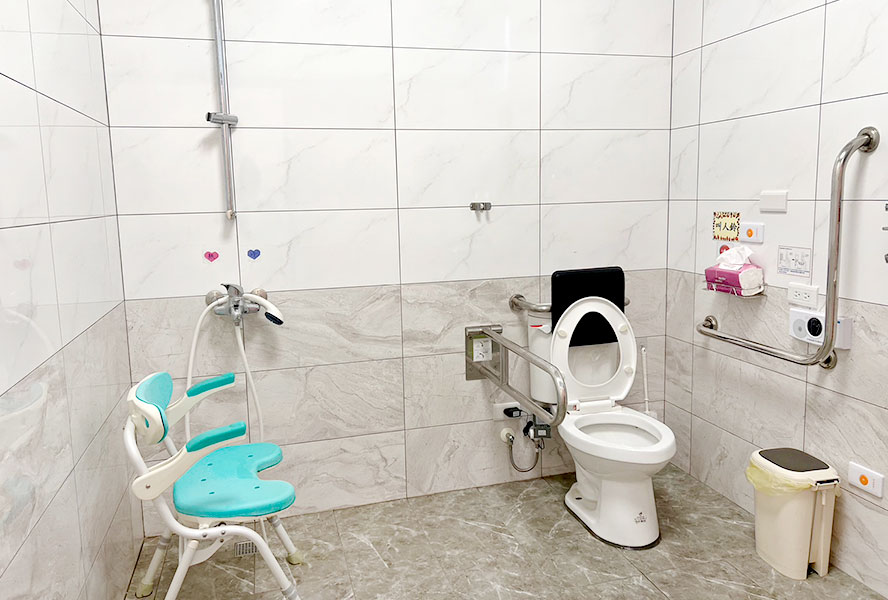 宜蘭縣社區銀髮族服務協會附設私立同樂社區長照機構-廁所