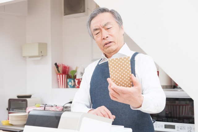 老年男性老花眼